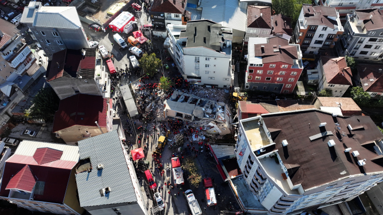Gebze’deki Çöken Binada 5 Kişilik Aileden Sadece 1 Kişi Sağ Kurtarıldı