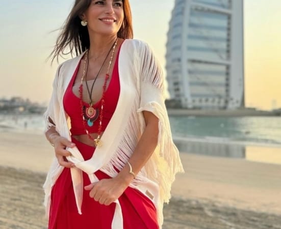 Ece Vahapoğlu’dan Dubai’de Unutulmaz Bir Dolunay Seremonisi ve Yoga Seansı