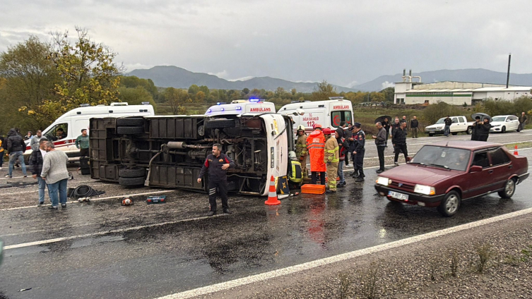 Bartın’da İşçi Servisi Devrildi: 1 Ölü, 19 Yaralı