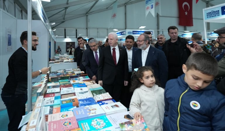 Üsküdar Meydanı’nda Kitap Şöleni Başladı: 100 Yayınevi ve 400 Yazar Okurlarla Buluşuyor
