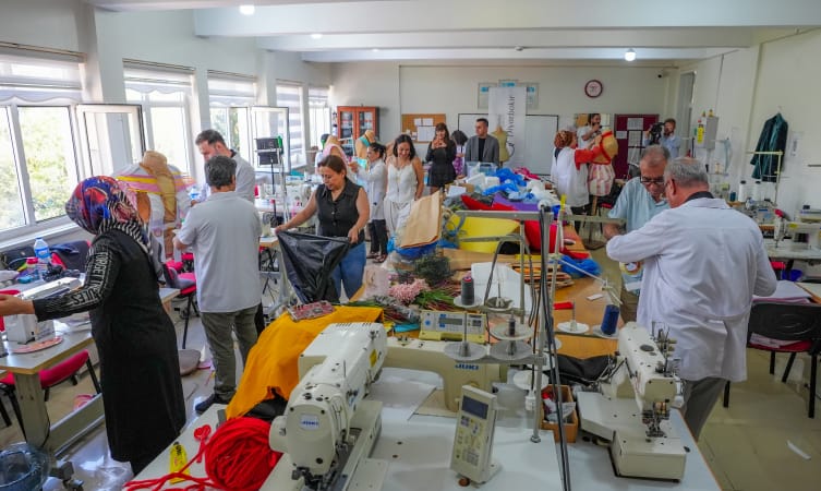 Tiyatro Sahnesinin Atıkları Sanata Dönüştü: Dekordan ve Pipetten Tasarlanan Kıyafetler Sergilenecek