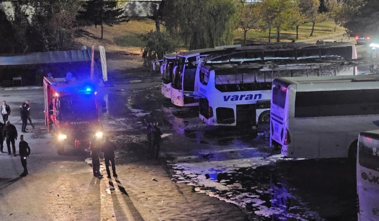 AŞTİ’de Korkutan Yangın: Park Halindeki Otobüs Alev Aldı!
