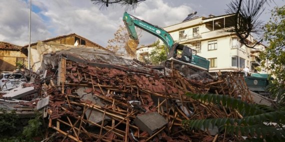 balikesir-deprem-enkaz-aa-2411724