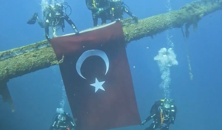 Çeşme’de Dalgıç Polislerden Anlamlı 29 Ekim Dalışı: Batık Gemide Türk Bayrağı Açtılar