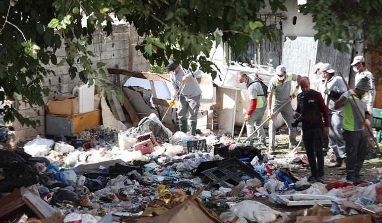 Antalya Kepez’de “Çöp Ev” Operasyonu: 8 Evden Tonlarca Atık Çıkarıldı