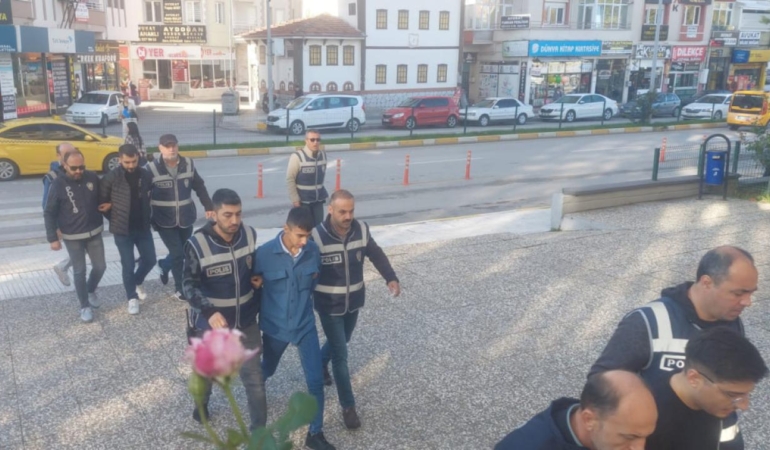 İzmir’de Bir Haftalık Asayiş Bilançosu: 136 Tutuklama, Çok Sayıda Silah ve Uyuşturucu Ele Geçirildi