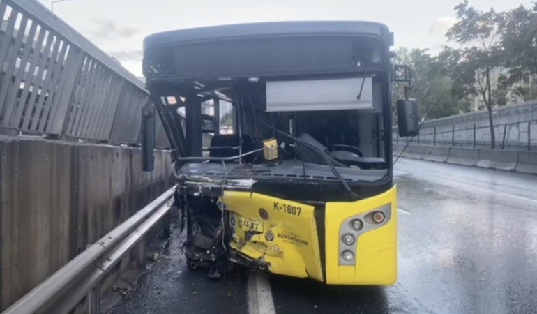 İstanbul Kadıköy’de Alkollü İETT Şoförü Bariyerlere Çarptı, 2 Yolcu Yaralandı