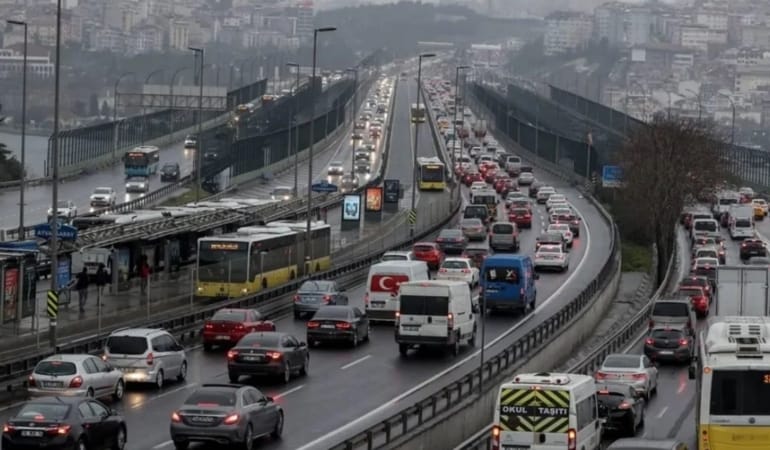 İstanbul’da Yağmur Trafiği Felç Etti: Yoğunluk %90’ı Gördü