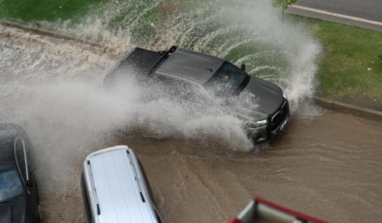 Osmaniye Kadirli’yi Sağanak Vurdu: İş Yerlerini Su Bastı