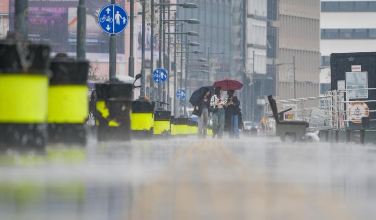 İzmir’i Sağanak Yağış Vurdu: Yollar Göle Döndü