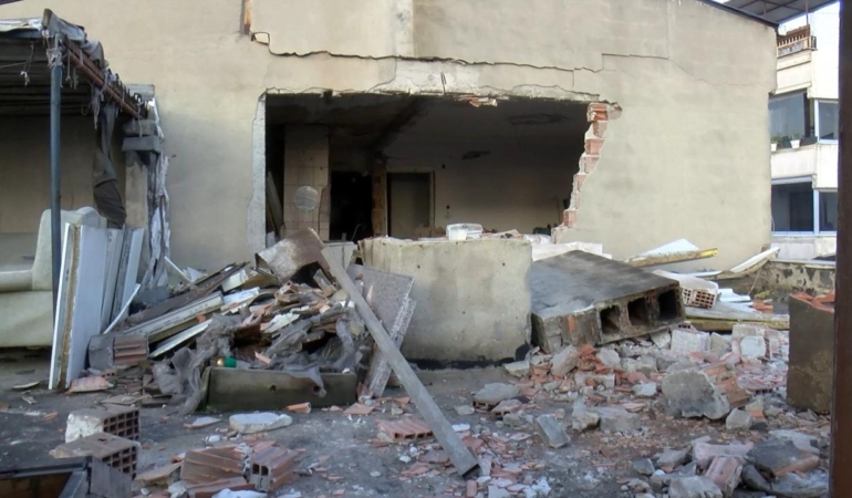 Küçükçekmece’de Termosifon Patladı, Binanın Duvarı Yıkıldı