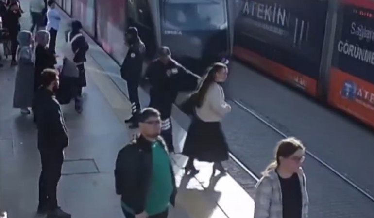 Güvenlik Görevlisi, Kulaklıklı Genç Kızı Tramvayın Altında Kalmaktan Saniyelerle Kurtardı