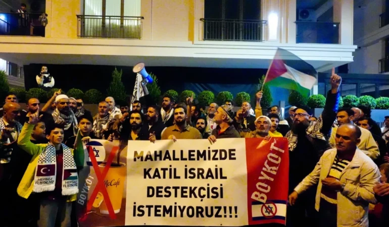 Üsküdar’da McDonald’s Protestosu: “Mahallemizde İsrail Destekçisi İstemiyoruz”