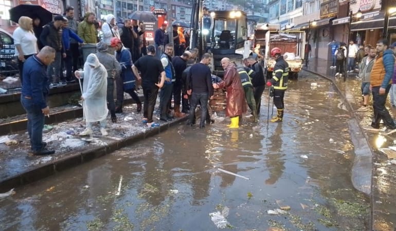 Zonguldak Ereğli’yi Sağanak Vurdu: Yollar Göle Döndü, İş Yerlerini Su Bastı