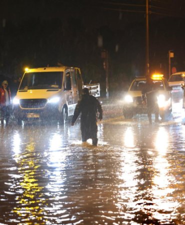 CESME’DE-SAGANAK-HAYATI-OLUMUZ-ETKILEDI_308143_media4 (1)