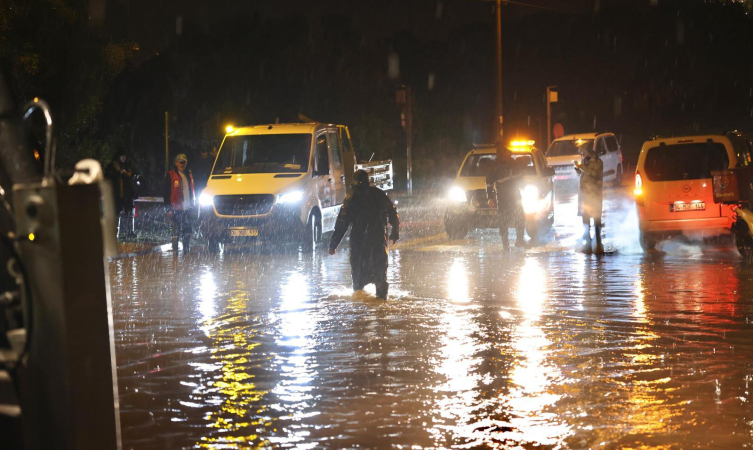 CESME’DE-SAGANAK-HAYATI-OLUMUZ-ETKILEDI_308143_media4 (1)