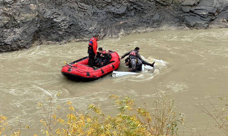 Hakkari’de Pikap 150 Metreden Zap Suyu’na Uçtu: 2 Ölü, 2 Yaralı