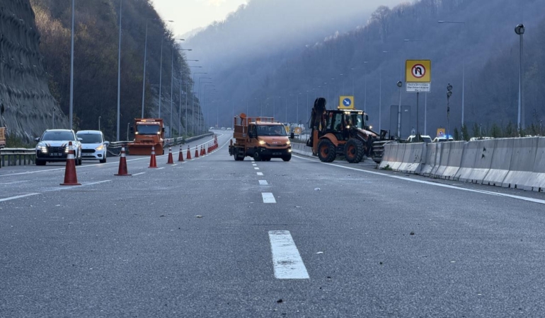 Bolu Dağı’nda Tır Bariyere Çarptı, Yol 1,5 Saat Kapalı Kaldı!