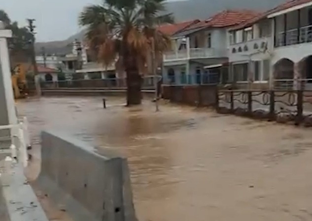 İzmir’in Kuzeyini Sağanak Vurdu: Yollar Göle Döndü