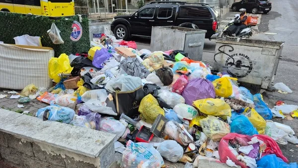 Maltepe’de “Çöp Dağları” Oluştu: Haklarını Alamayan İşçiler İş Bıraktı!