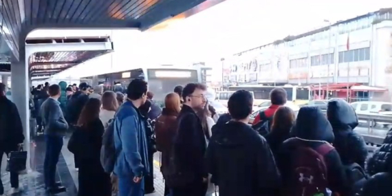 ISTANBUL--AVCILARDA-METROBUS-ARIZALANDI_308975_media4 (1)