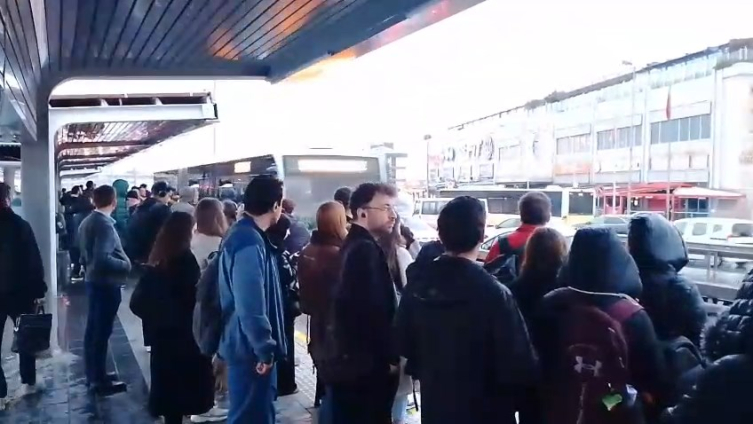 Avcılar’da Metrobüs Arızalandı: Duraklarda Yoğunluk Oluştu!