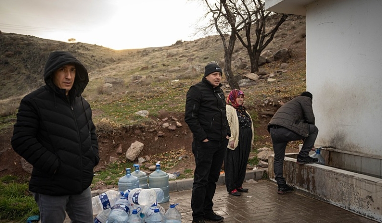 Ankara Sincan’da Su Çilesi! Vatandaş Bidonlarla Kuyrukta: “Karda Kışta Perişan Olduk”