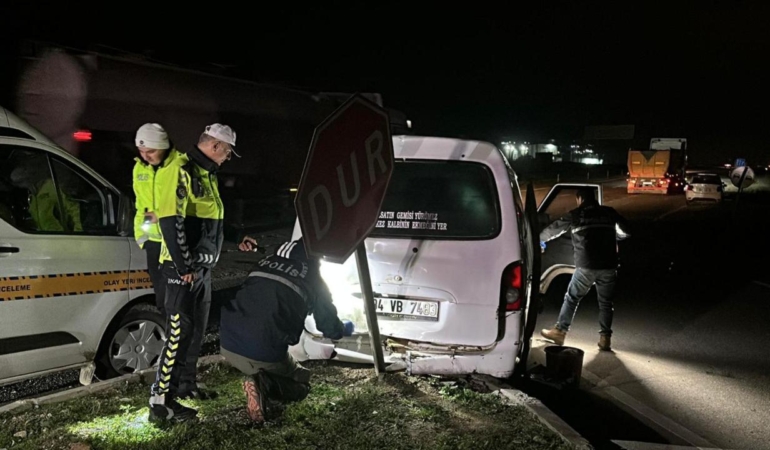 Edirne’de Polisten Kaçan Minibüs Kaza Yaptı, İçinden 20 Göçmen Çıktı