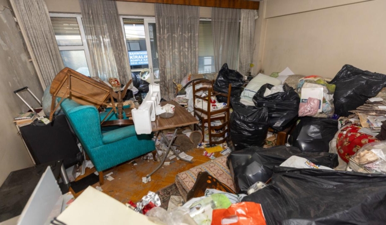 İzmir Konak’ta Çöp Evden Tam 4 Kamyon Atık Çıkarıldı!