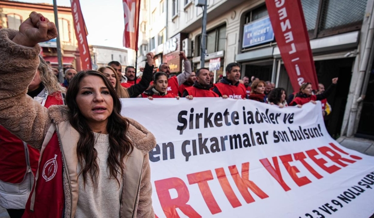 İzmir’de “Maaş” Krizi Büyüyor: İşçiler Sokağa İndi!