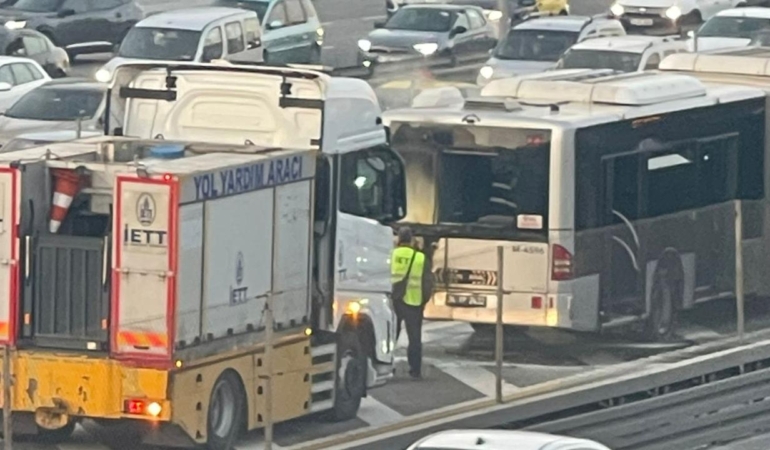 İstanbul’da Korkutan Anlar: Florya Durağında Metrobüs Alev Aldı