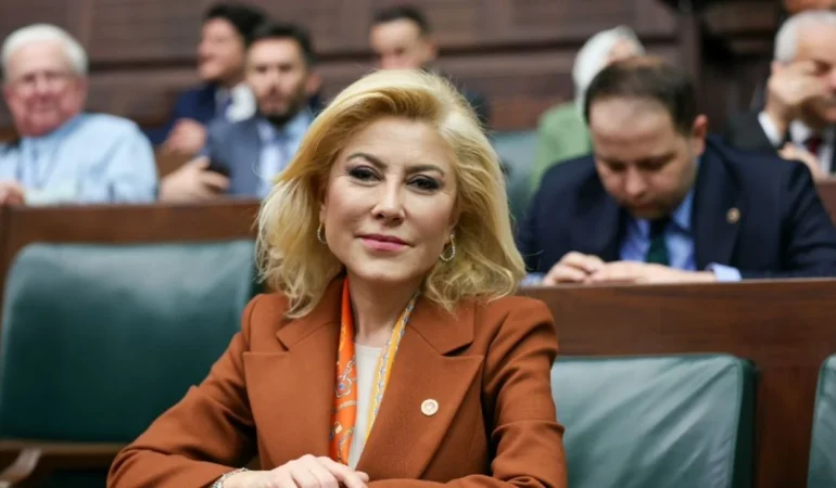 Şebnem Bursalı’dan Çalışanlarının Sorunlarına Duyarsız Kalan İzBB’ye Sert Tepki: Emekçilerin Alın Terine Sırtını Dönmüşler