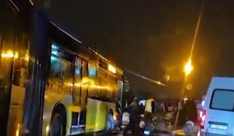 Arnavutköy’de Trafik Kazası: İETT Otobüsü Karşı Şeride Geçti, 1 Ölü 1 Yaralı