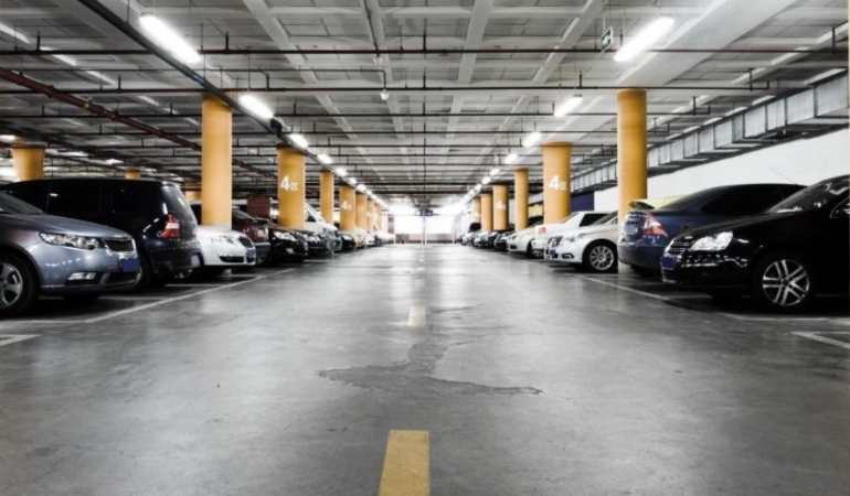 İzmir’de Otoparka Rekor Zam! Ücret 70 TL’den 200 TL’ye Çıktı: %185 Artış Şoku