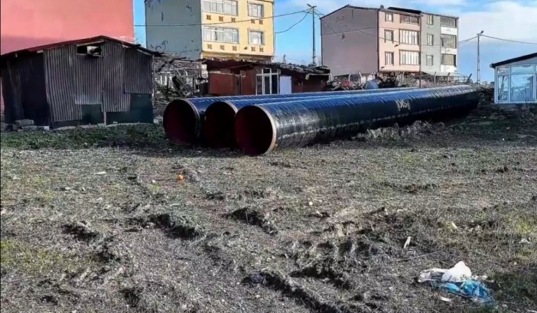 Arnavutköy’de “İSKİ” İsyanı! 2 Aydır Bitmeyen Çalışma Mahalleyi Köstebek Yuvasına Çevirdi