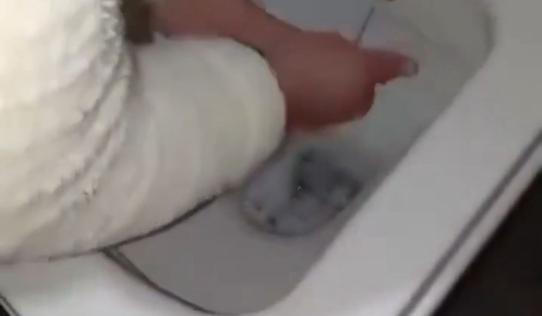 İzmir’de Su Kesintileri İsyan Ettirdi! Vatandaş “Bizi Buna Muhtaç Bıraktılar” Diyerek Ellerini Klozette Yıkadı!