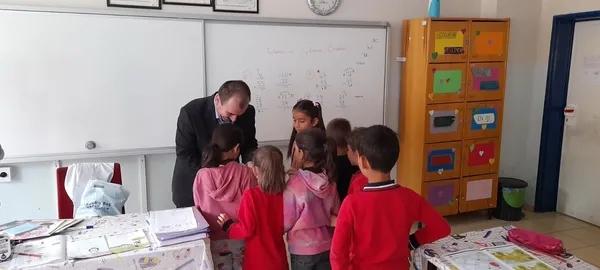 Anadolu Yollarında Bir Bilim Neferi! Onlarca Köyü Gezip Çocuklara Atomu Anlattı