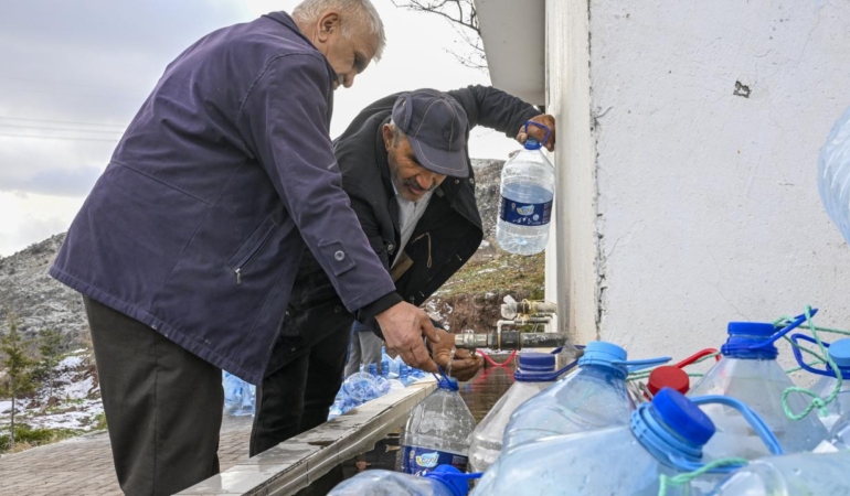 Sincan Yeni Yıla Susuz Girdi! Vatandaş Tepkili: “Bu Soğukta Annemle Su Taşıyorum”