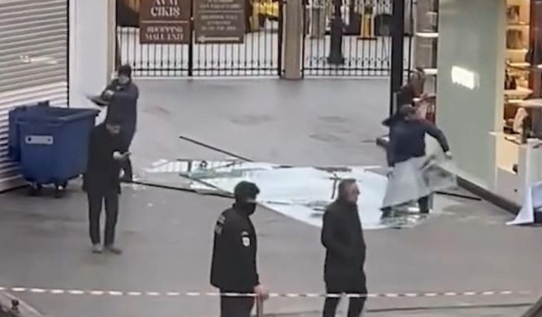 İstanbul’da AVM’de Korku Dolu Anlar! Rüzgârda Kırılan Cam Çocukların Üzerine Düştü
