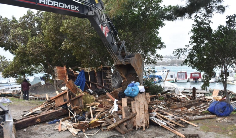Bodrum Sahillerine Neşter! Kaçak İskeleler Yıkıldı, Atıl Tekneler Parçalandı