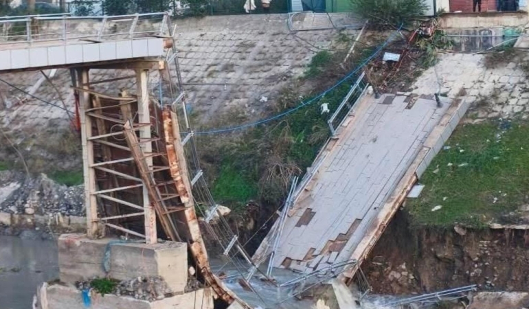 Hatay’da Asi Nehri Üzerindeki Yaya Köprüsü Çöktü