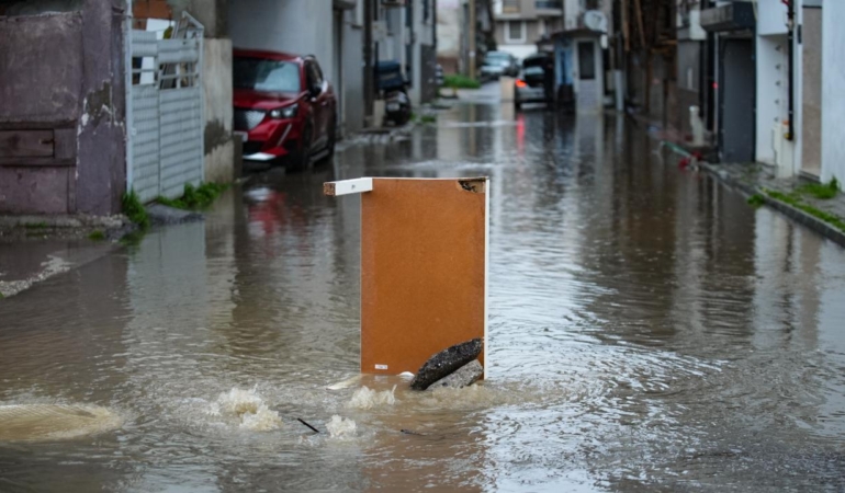 İzmir’de Sağanak Kabusu: İş Yerlerini Su Bastı, Yollar Çöktü!