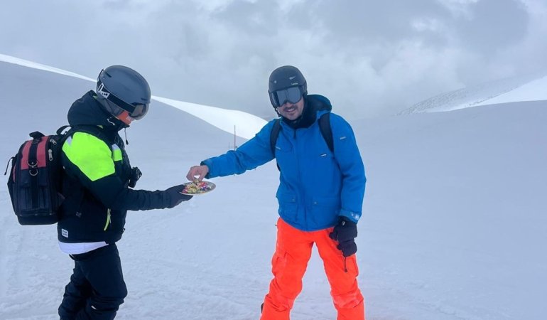 Erciyes A.Ş. Bayram Sevincini Pistlere Taşıdı: Kayak Tutkunlarına Bayram Şekeri İkram Edildi