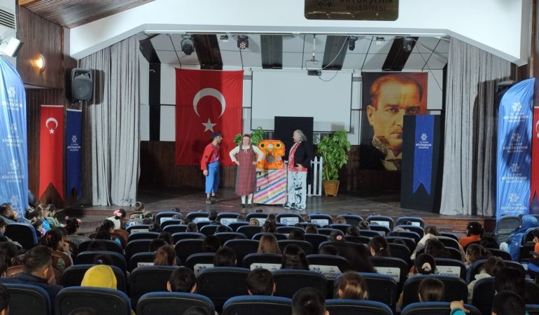 Başkan Çerçioğlu’ndan Karacasulu Çocuklara Tiyatro Şenliği: ‘Müzisyenler Çetesi’ Sahnede!