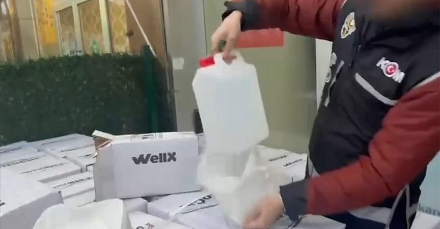 İstanbul'daki sahte içki operasyonlarında 28 bin 168 litre etil ve metil alkol ele geçirildi