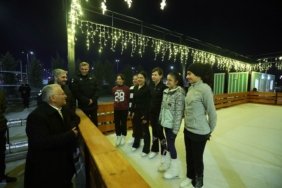 Kayseri'de Açık Hava Buz Pateni Pisti Kapılarını Açıyor- Bayram Sonuna Kadar Ücretsiz