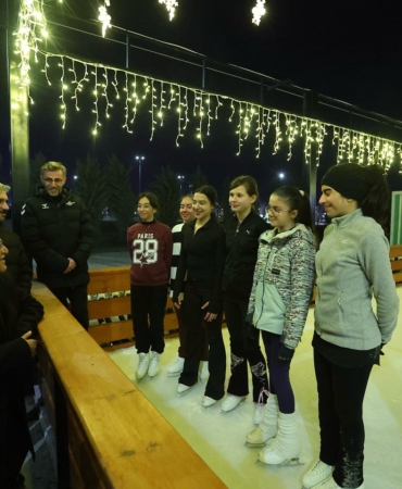 Kayseri'de Açık Hava Buz Pateni Pisti Kapılarını Açıyor- Bayram Sonuna Kadar Ücretsiz