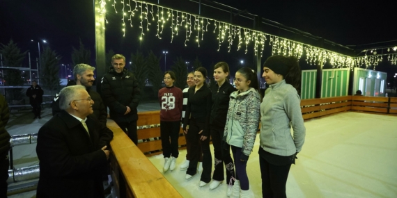 Kayseri'de Açık Hava Buz Pateni Pisti Kapılarını Açıyor- Bayram Sonuna Kadar Ücretsiz