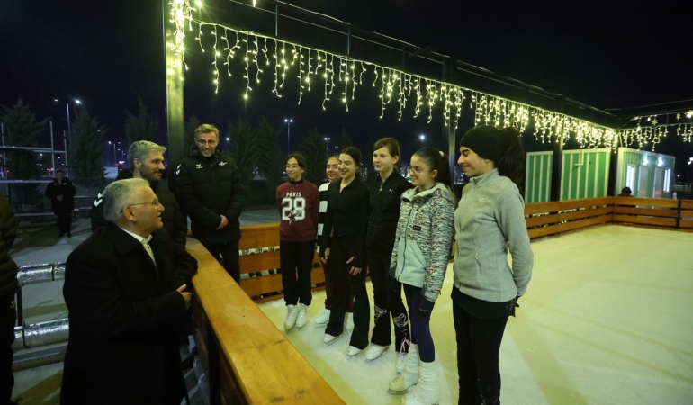 Kayseri’de Açık Hava Buz Pateni Pisti Kapılarını Açıyor: Bayram Sonuna Kadar Ücretsiz