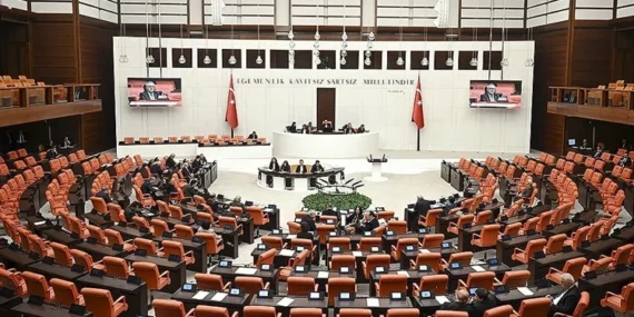 Sosyal medya ve doğum izni düzenlemesi Meclis'e sunuldu